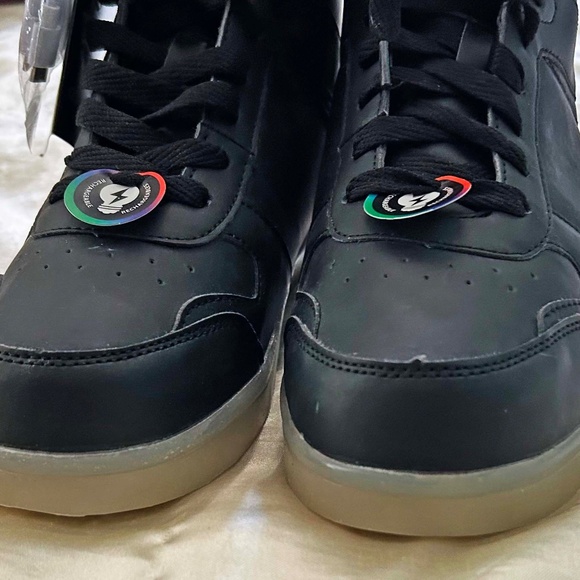 SHOES LITE-UP, MULTICOLOUR LIGHTS IN BOTH SOLE EDGES, EQUAL TO LADIES SIZE 8, - Picture 2 of 12